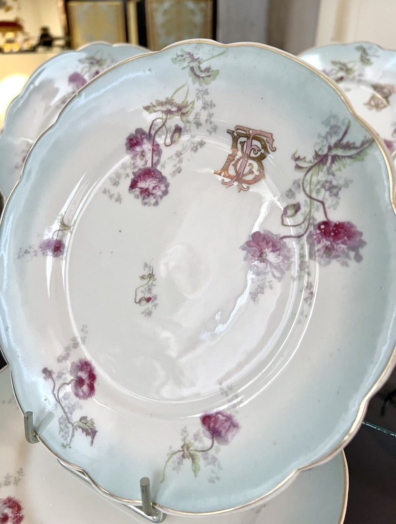 assiettes-dessert-monogrammes-or-fin-decor-fleurs-rose-bleu-blanc-arts-de-la-table-brocante-en-ligne