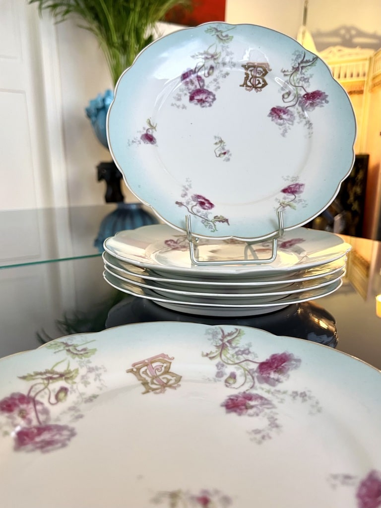 assiettes-dessert-porcelaine-monogrammes-or-fin-decor-floral-service-de-table-19e-siecle-brocante-en-ligne