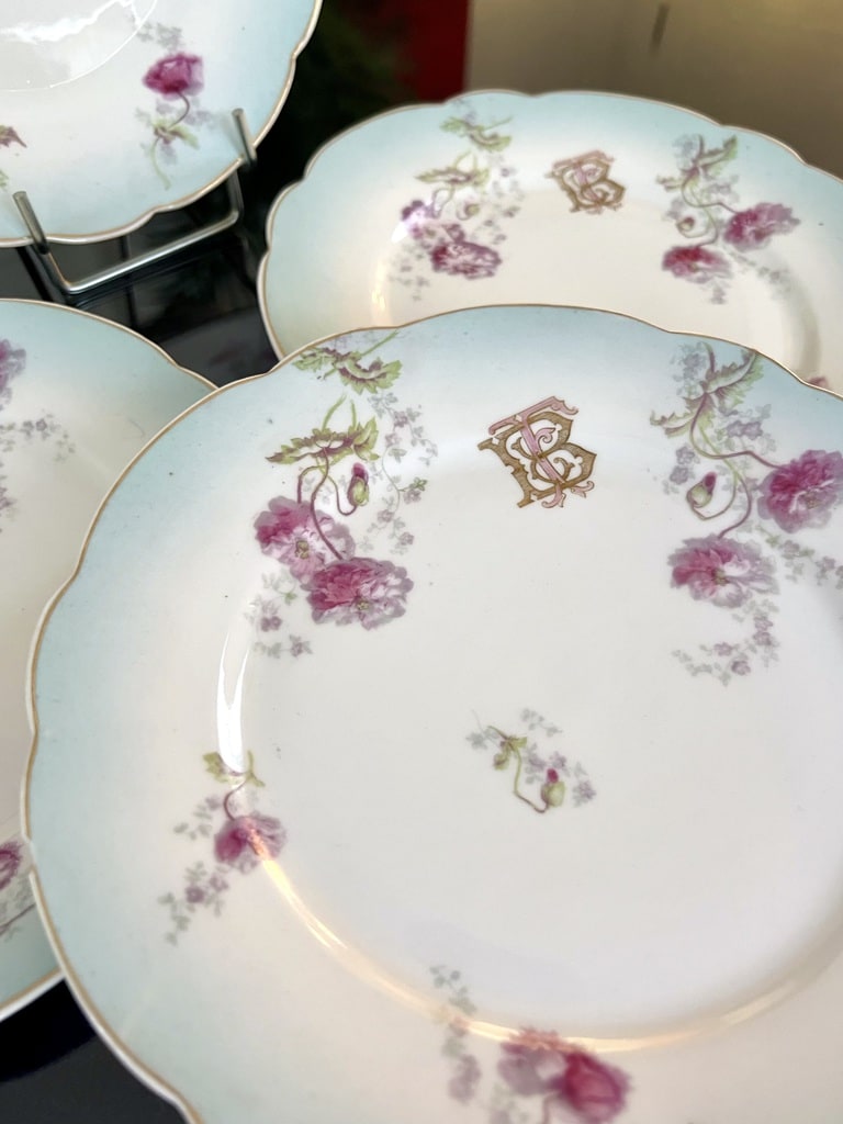 porcelaine ancienne assiettes dessert monogrammes or fin decor floral antiquaire en ligne brocante