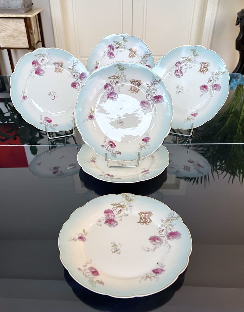 service-assiettes-dessert-porcelaine-vaisselle-ancienne-19e-siecle-monogrammes-brocante-en-ligne