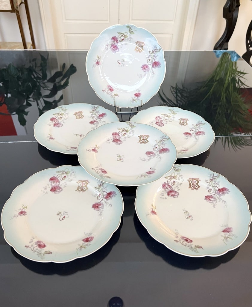 set-assiettes-dessert-porcelaine-ancienne-monogrammes-service-de-table-19e-siecle-antiquaire