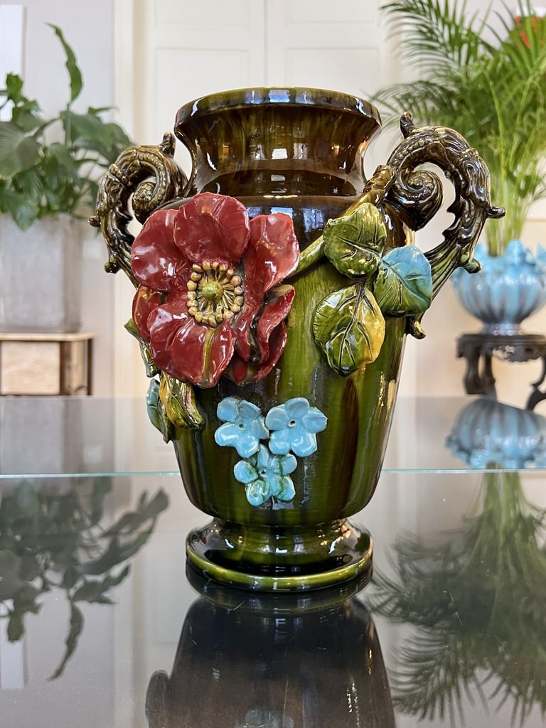 vase-ancien-en-barbotine-19e-siecle-style-napoleon-III-faience-vernissee-antiquaire-brocante-en-ligne