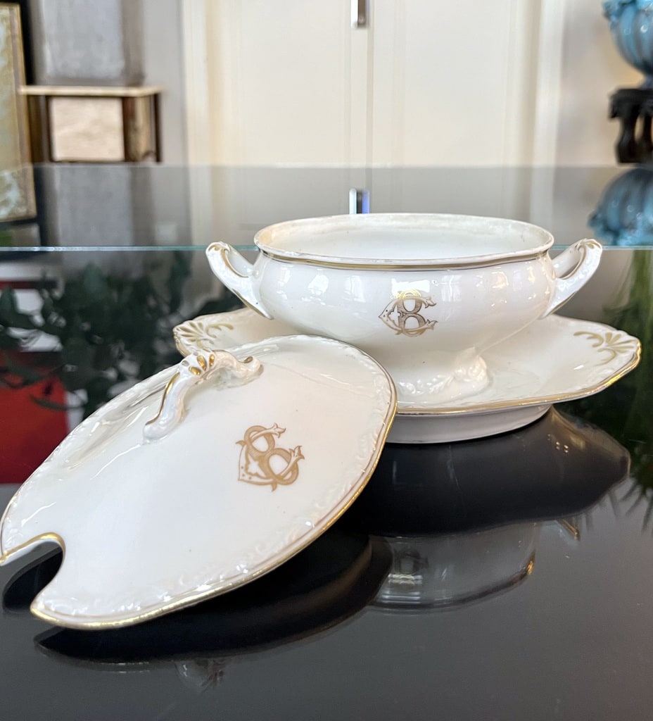 Saucière à plateau avec couvercle - Porcelaine Vieux Paris - 19e siècle