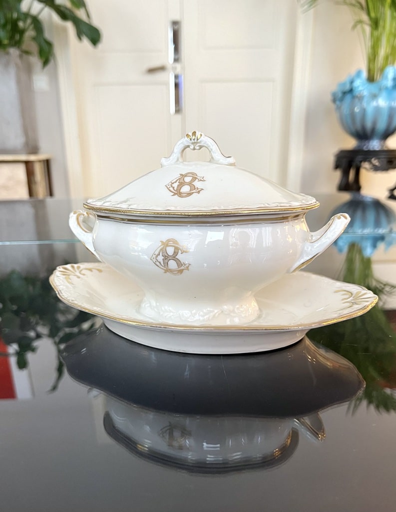 sauciere-a-plateau-couvercle-porcelaine-blanche-vieux-paris-monogramme-or-vaisselle-19e-siecle-antiquites-brocante