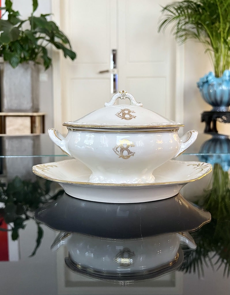 sauciere-en-porcelaine-vieux-paris-monogrammes-art-de-la-table-19e-siecle-antiquites-brocante-en-ligne