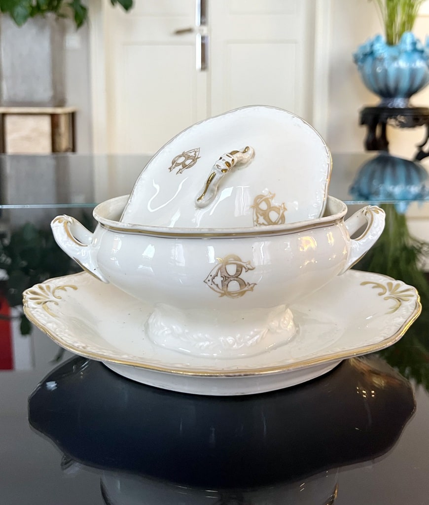 sauciere-a-plateau-porcelaine-vieux-paris-monogramme-or-fin-vaisselle-ancienne-antiquites-brocante