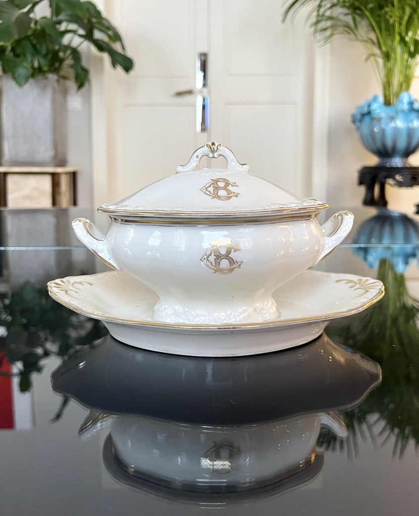 sauciere-ancienne-porcelaine-blanche-vieux-paris-or-fin-accessoire-de-table-antiquites-brocante-en-ligne