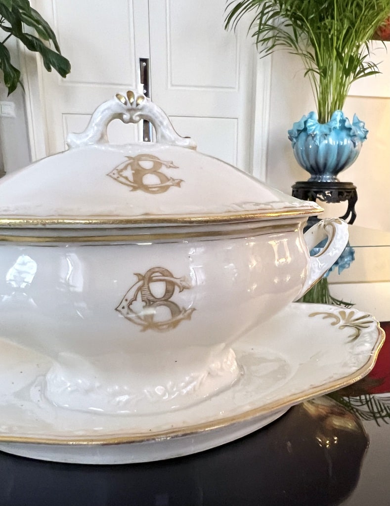 sauciere-plateau-couvercle-porcelaine-blanche-vieux-paris-monogrammes-or-fin-service-de-table-19e-siecle-antiquites-brocante-en-ligne