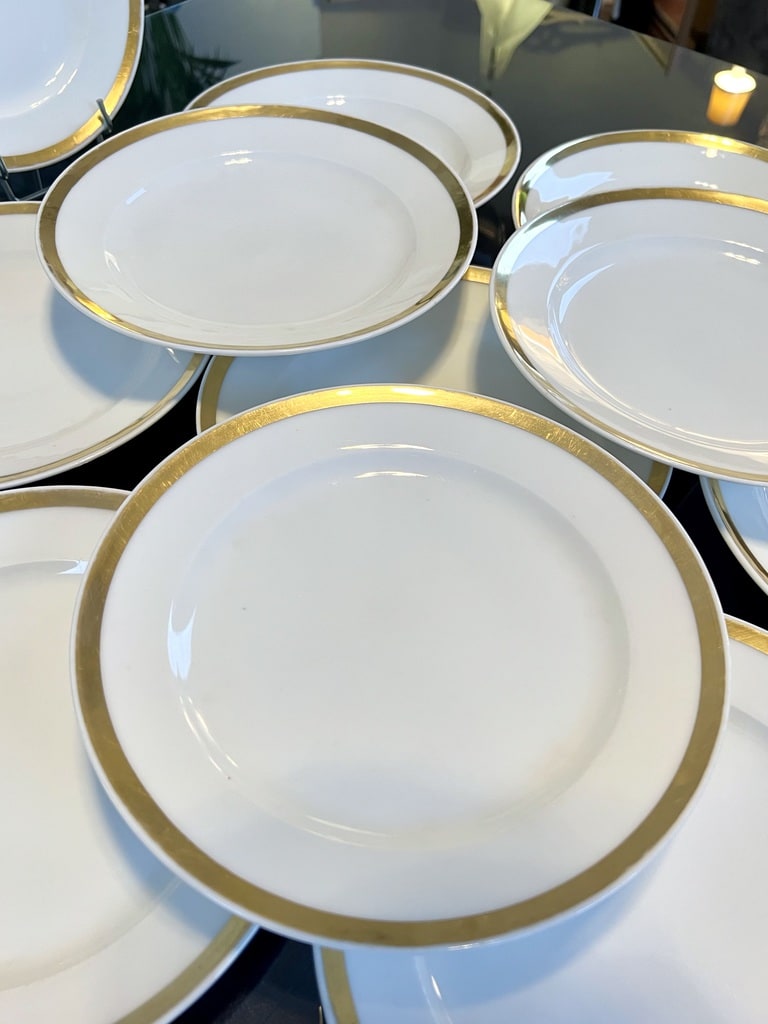service-assiettes-louis-philippe-porcelaine-blanche-marli-ruban-or-vaisselle-19e-siecle-antiquaire-brocante-en-ligne