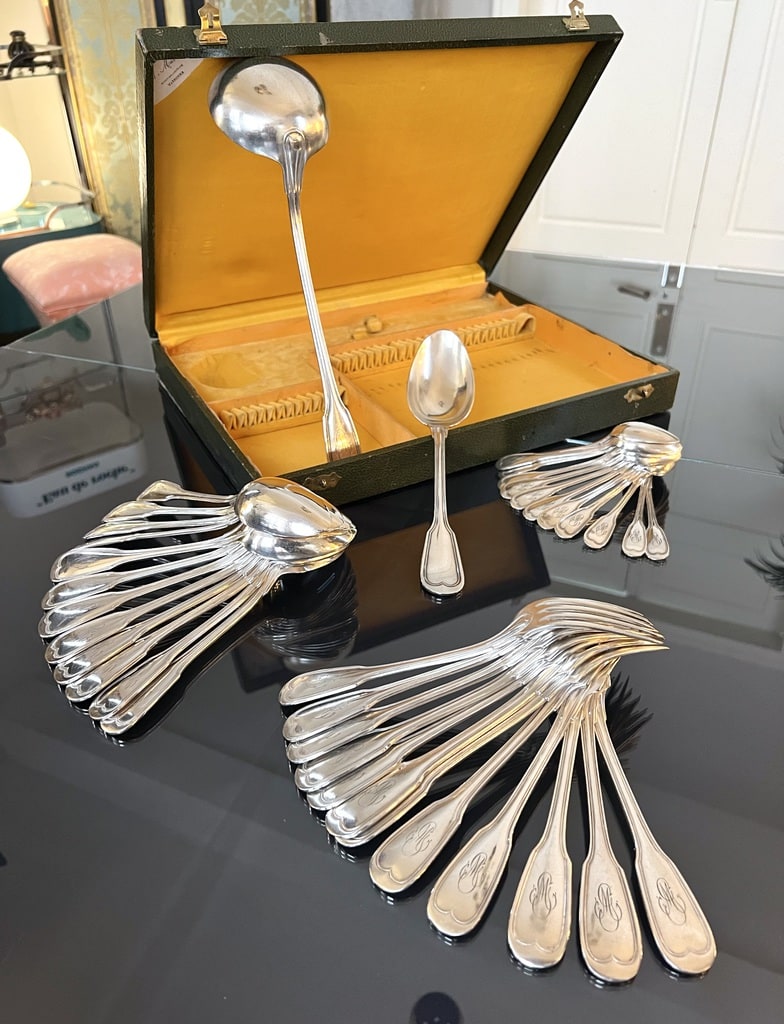 menagere-ancienne-metal-argente-monogramme-initiales-ecrin-coffret-couverts-de-table-antiquaire-brocante-en-ligne