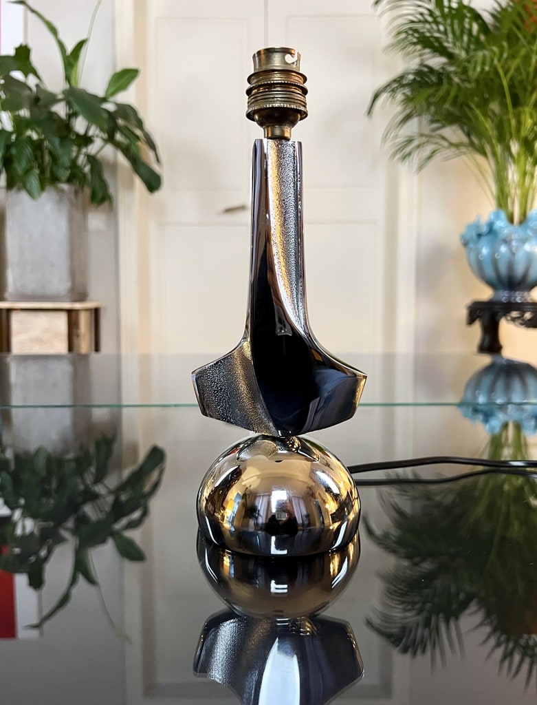 lampe-en-metal-chrome-epoque-art-deco-style-moderniste-luminaires-anciens-lampe-a-poser-brocante