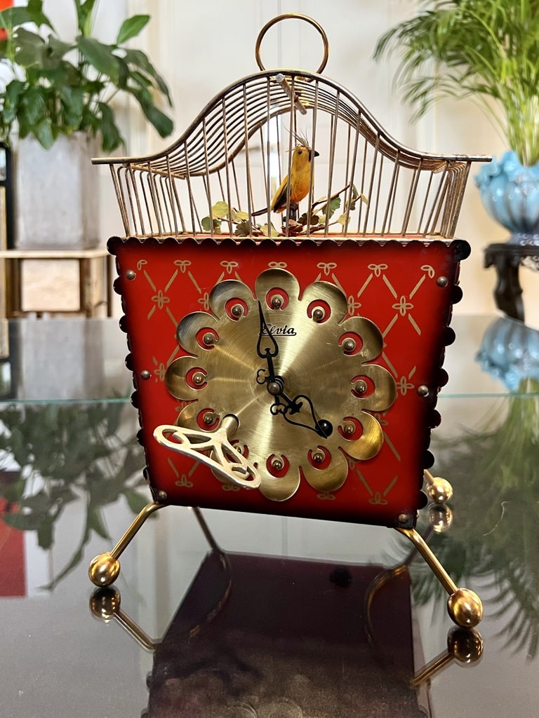 coucou-horloge-en-bois-et-metal-rouge-dore-oiseau-plume-deco-kitsh-brocante-antiquites