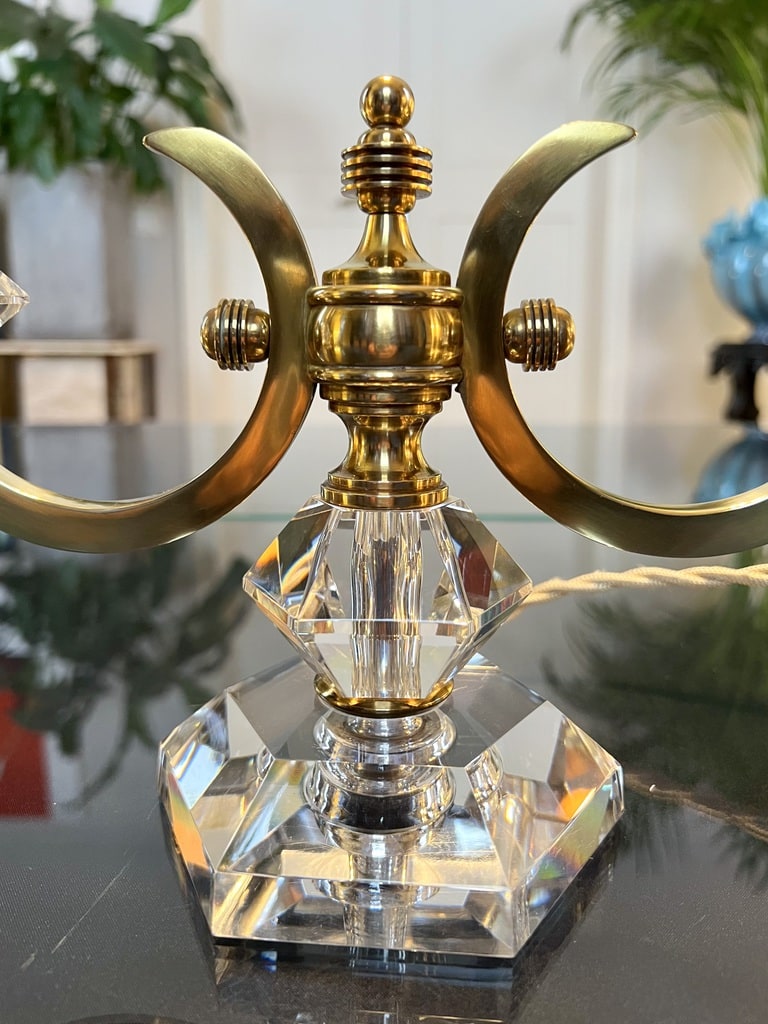 lampe-en-cristal-taille-et-laiton-transparent-dore-abat-jour-texitle-luminaire-art-deco-antiquaire-brocante