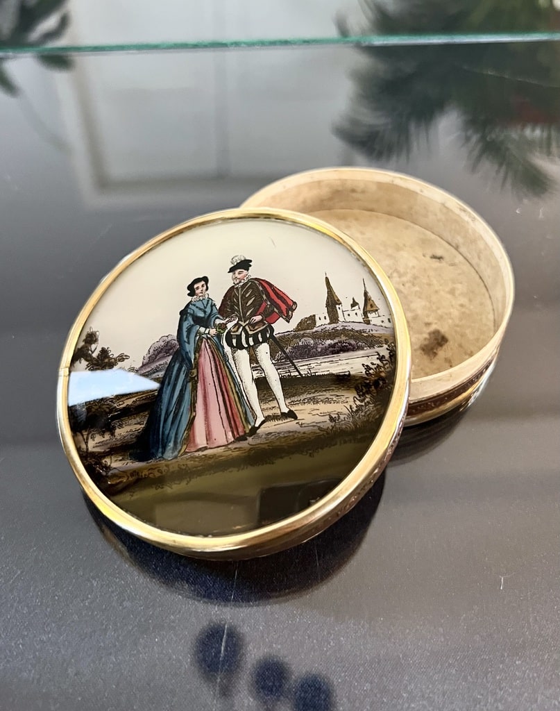 boite-dragees-bonbons-peinture-fixee-sous-verre-cercle-laiton-papier-embosse-brocante-antiquites