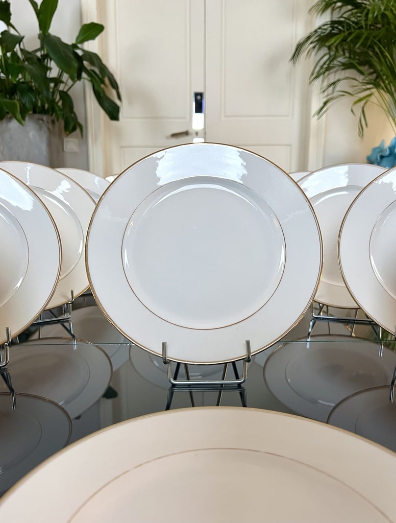 service-assiettes-anciennes-porcelaine-blanche-filets-or-dore-vaisselle-de-table-brocante-antiquaire