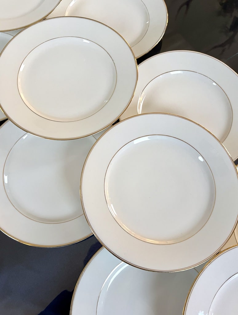 service-assiettes-ancienne-porcelaine-blanche-brocante-en-ligne-antiquites-vaisselle