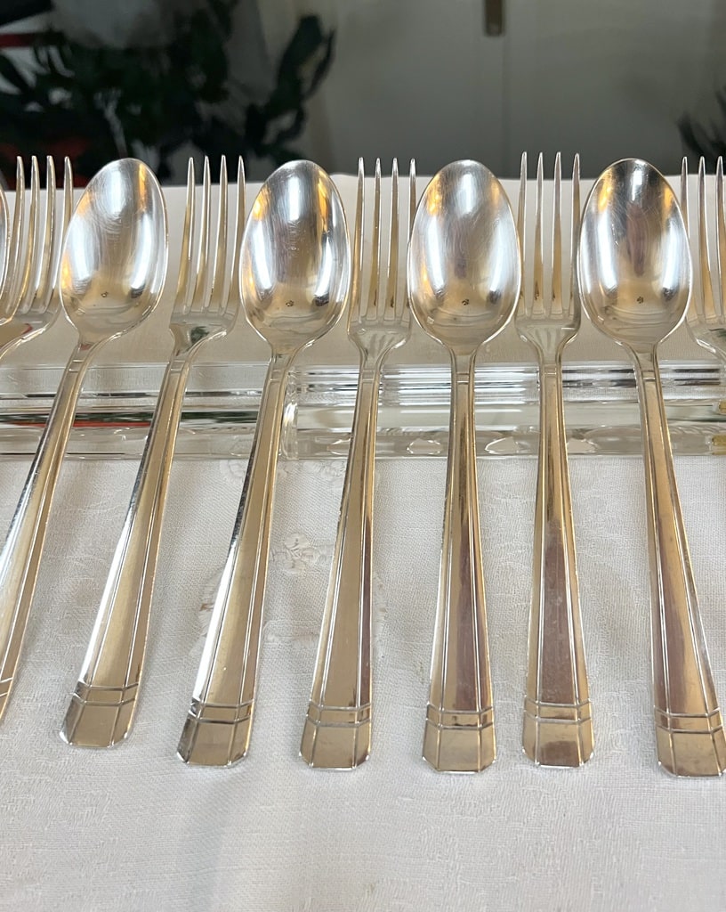 cuilleres-dessert-fourchettes-entrements-metal-argente-art-deco-menagere-orfevre-argental-antiquaire-brocante-en-ligne
