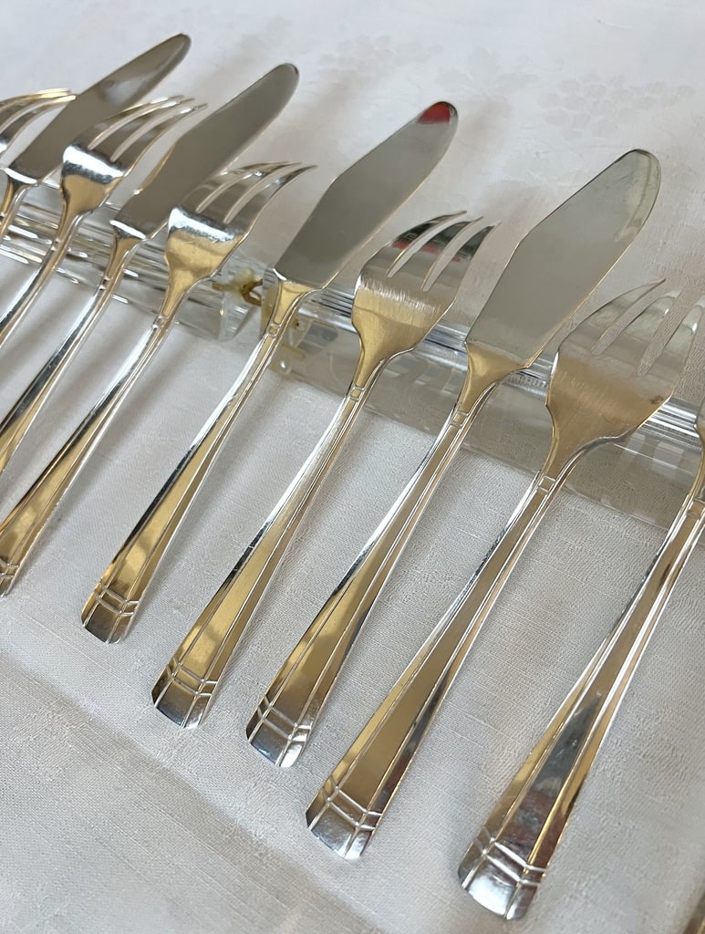 menagere-en-metal-argente-fourchettes-couteaux-poisson-argental-epoque-art-deco-vaisselle-ancienne-brocante