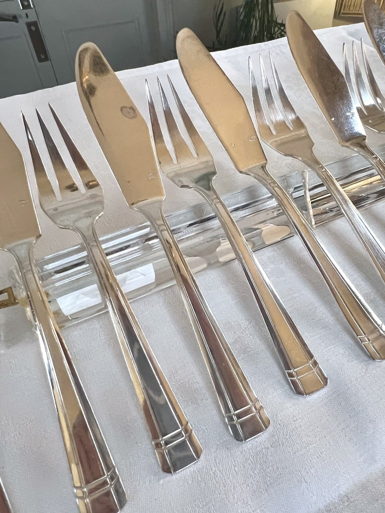 service-de-couverts-a-poissons-en-metal-argente-art-deco-style-moderne-20e-siecle-brocante-vintage-art-de-la-table