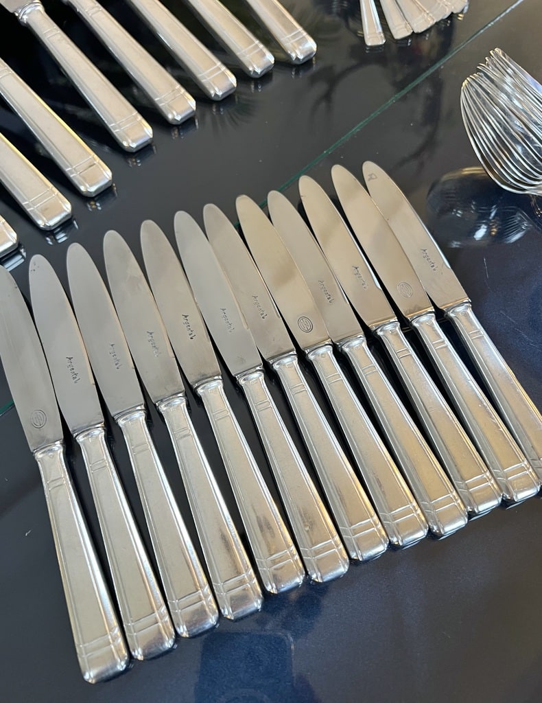 Ensemble de 3 ménagères et partie de ménagère en métal argenté, modèle