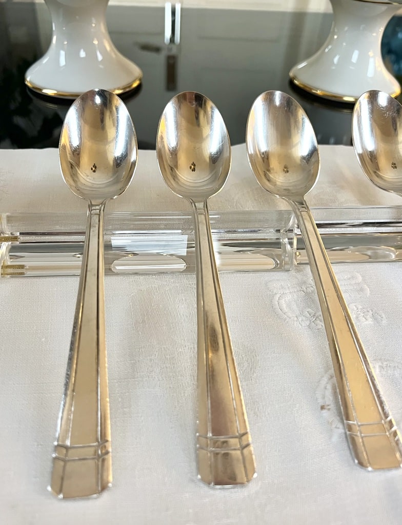 cuilleres-a-potage-en-metal-argente-couverts-anciens-art-deco-vaisselle-moderne-boutique-brocante-vintage