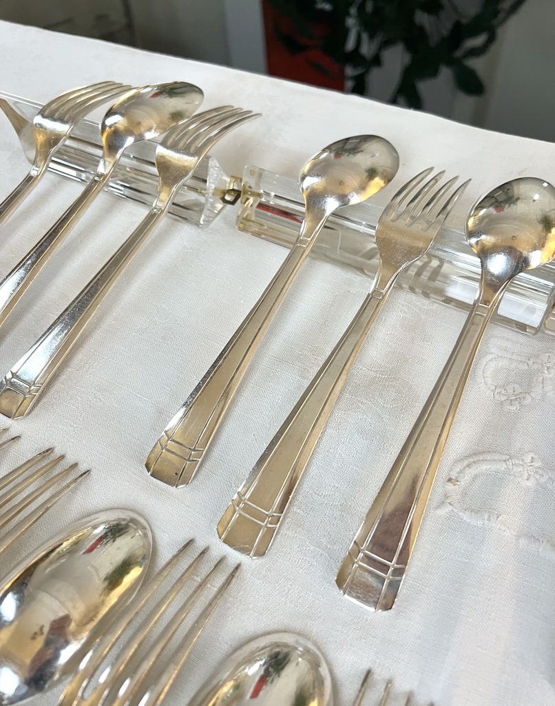 cuilleres-et-fourchettes-en-metal-argente-vaisselle-ancienne-brocante-en-ligne