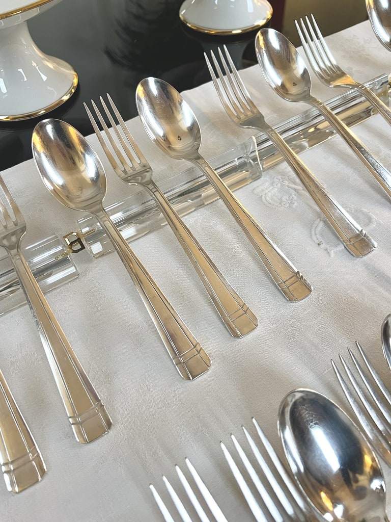 couverts-metal-argente-fourchettes-cuilleres-a-potage-vaisselle-vintage-20e-siecle-antiquites-brocante