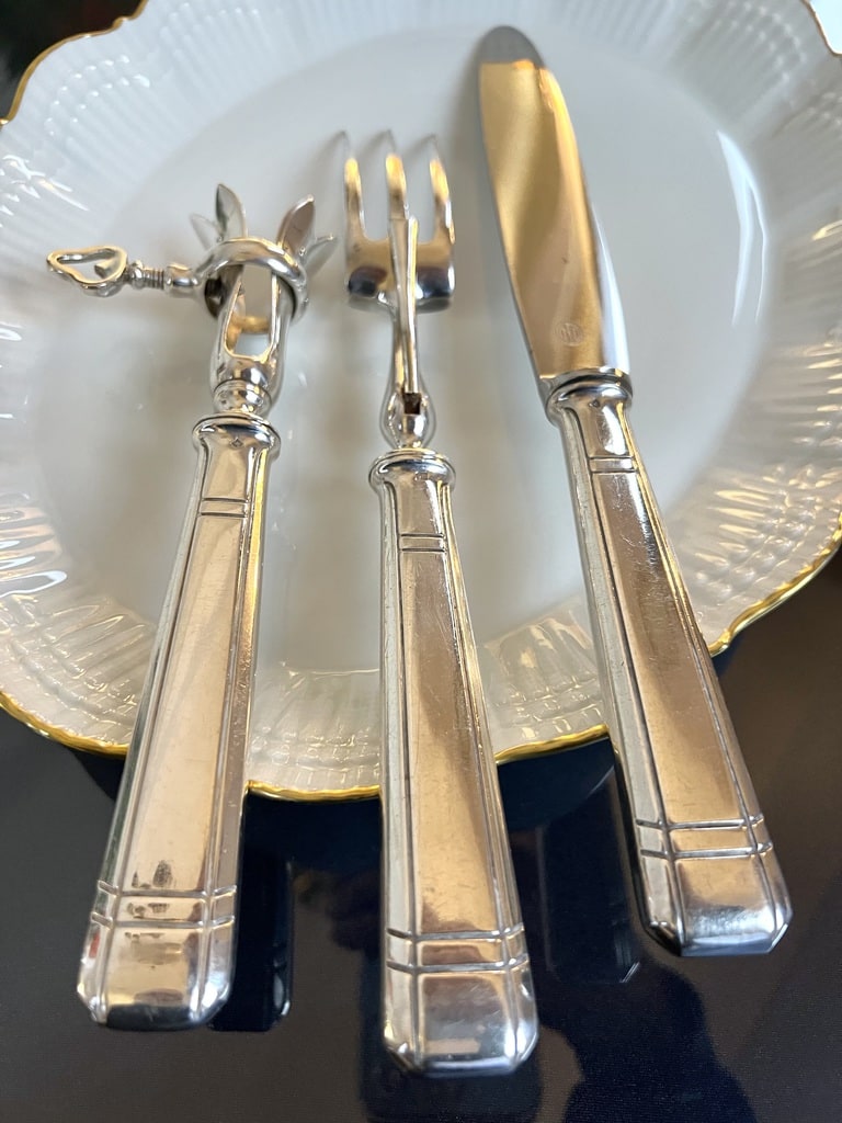 couverts-de-service-a-viande-couteau-decoupe-manche-gigot-metal-argente-vaisselle-ancienne-art-deco-style-moderne-brocante-vintage
