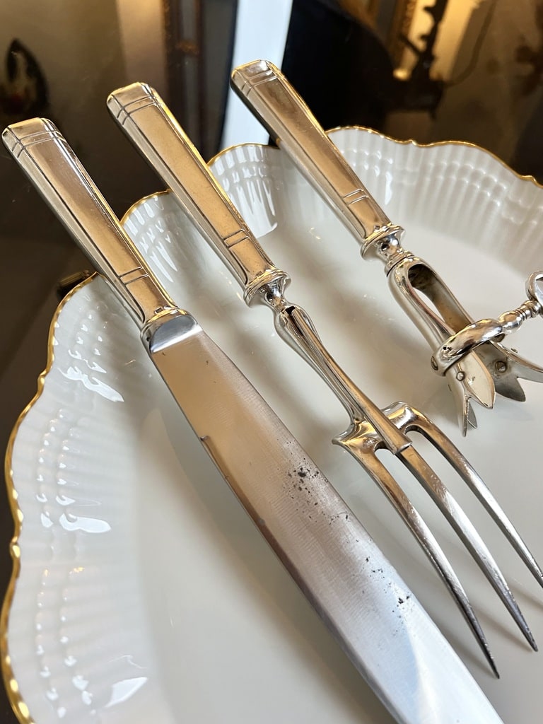 fourchette-couteau-decoupe-viande-couverts-de-service-anciens-metal-argente-menagere-art-deco-antiquaire-brocante