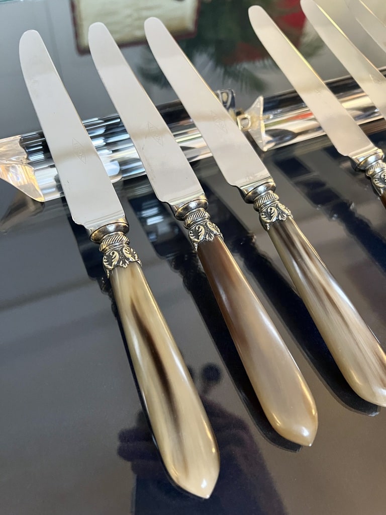 couteaux-entremets-lame-inox-manche-corne-metal-argente-vaisselle-20e-siecle-couverts-art-deco-brocante