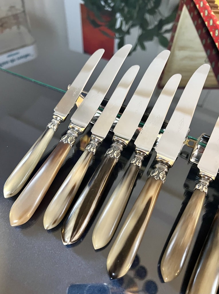 service-couteaux-art-deco-manche-corne-bovine-viroles-metal-argente-lame-acier-inoxydable-vaisselle-ancienne-20e-siecle-antiquaire
