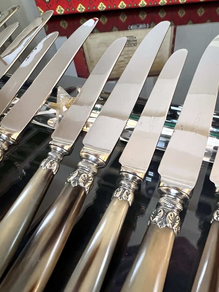 coffret-de-couteaux-anciens-epoque-art-deco-manche-corne-bovine-metal-argente-lame-inox-24-pieces-menagere-ancienne-antiquites-brocante