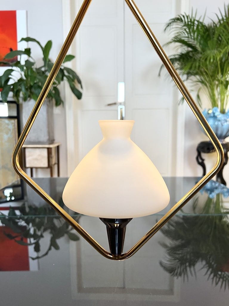 luminaire-vintage-design-retro-suspension-lustre-metal-dore-globe-opaline-blanche-20e-siecle-design-moderne-brocante