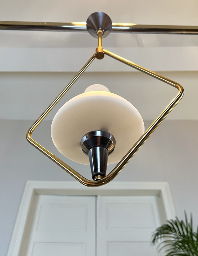 luminaire-vintage-suspension-lustre-design-retro-1950-1960-opaline-metal-dore-brocante-en-ligne-antiquites