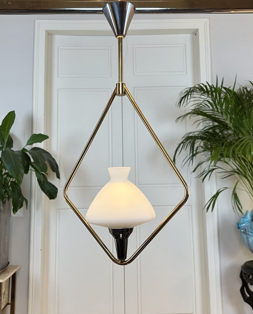 suspension-lustre-vintage-en-metal-dore-globe-opaline-blanche-luminaire-moderne-20e-siecle-1950---1960-brocante-antiquites