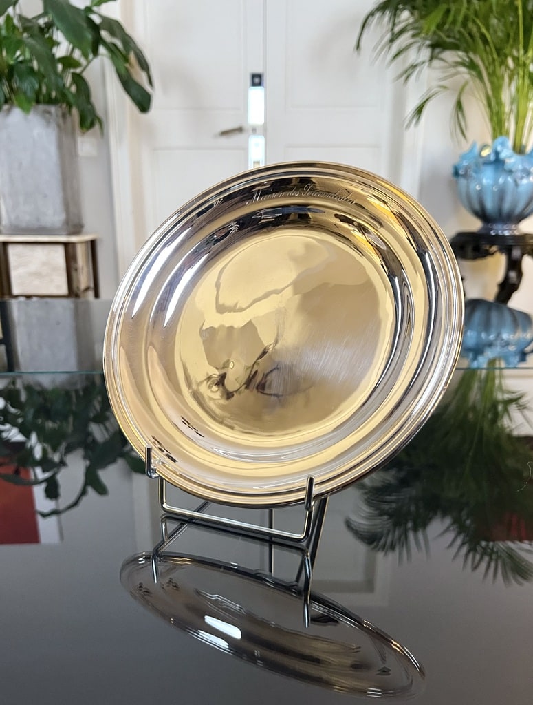 assiette-de-service-ercuis-metal-argente-vaisselle-20e-siecle-art-de-la-table-antiquaire-brocante