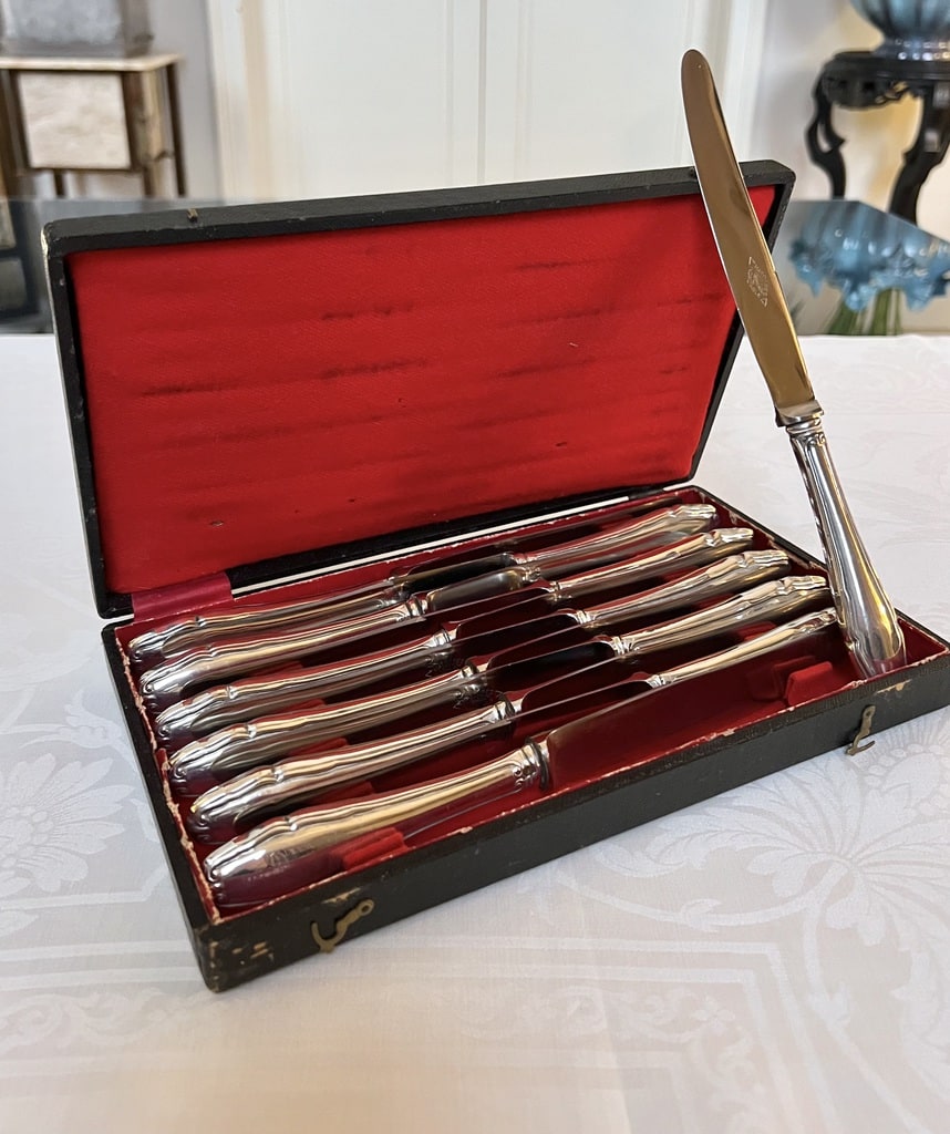 coffret-couteaux-anciens-vaisselle-vintage-couverts-de-table-brocante-antiquites
