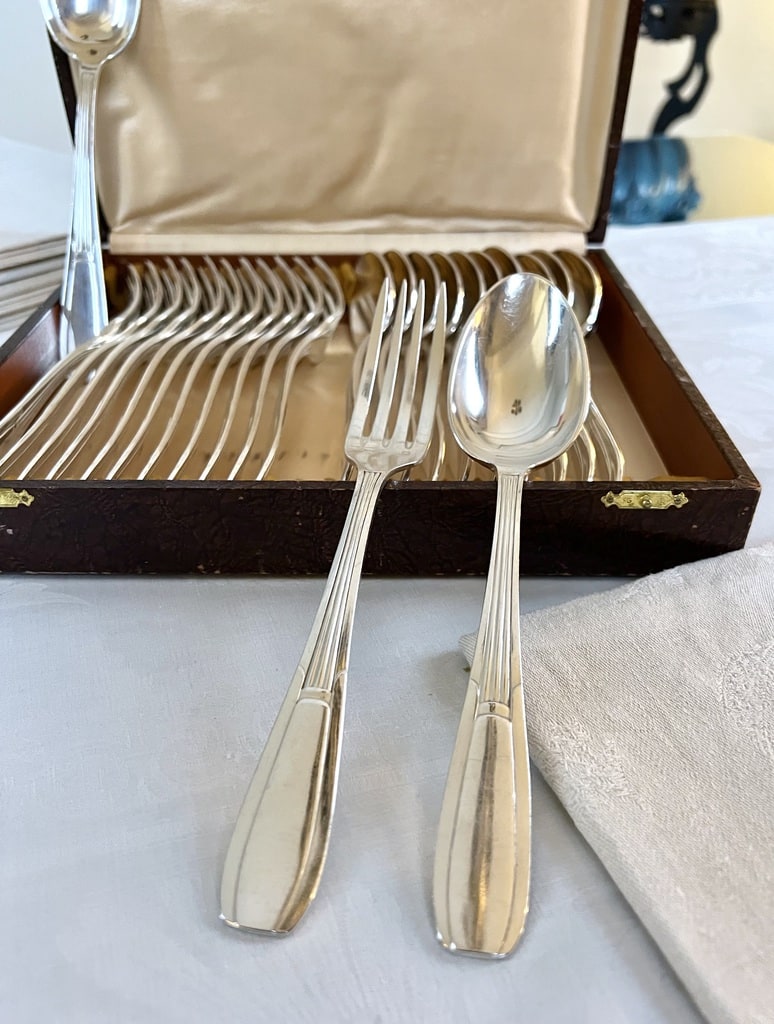 coffret-de-couverts-anciens-metal-blanc-alfenide-art-de-la-table-vaisselle-moderne-art-deco-20e-siecle-brocante-vintage