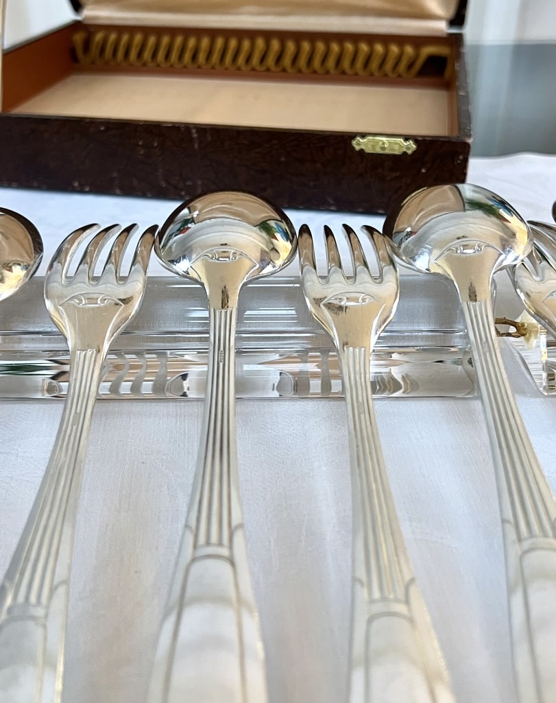 fourchettes-cuilleres-metal-blanc-aflenide-couverts-art-deco-menagere-ancienne-art-de-la-table-antiquaire-brocante-en-ligne