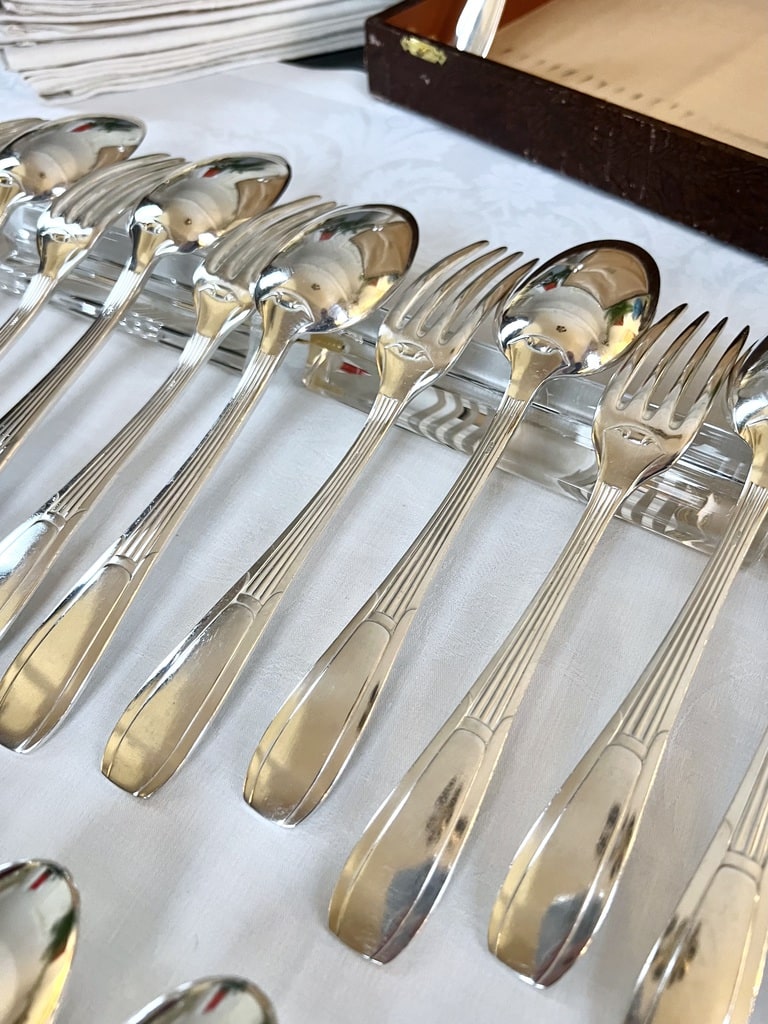 cuillere-a-potage-fourchette-couverts-anciens-menagere-en-metal-blanc-alfenide-vaisselle-art-deco-brocante-art-de-la-table
