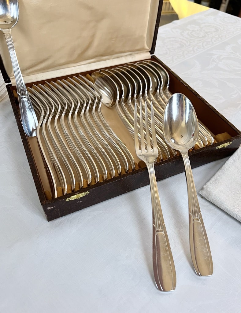 menagere-24-piece-metal-blanc-alfenide-fourchette-cuillere-art-de-la-table-20e-siecle-brocante-en-ligne