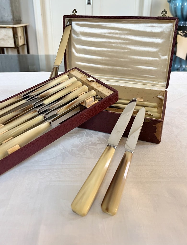 Coffret De 12 Couteaux De Table - Manche Corne Et Lame Inox - Fabrication Française