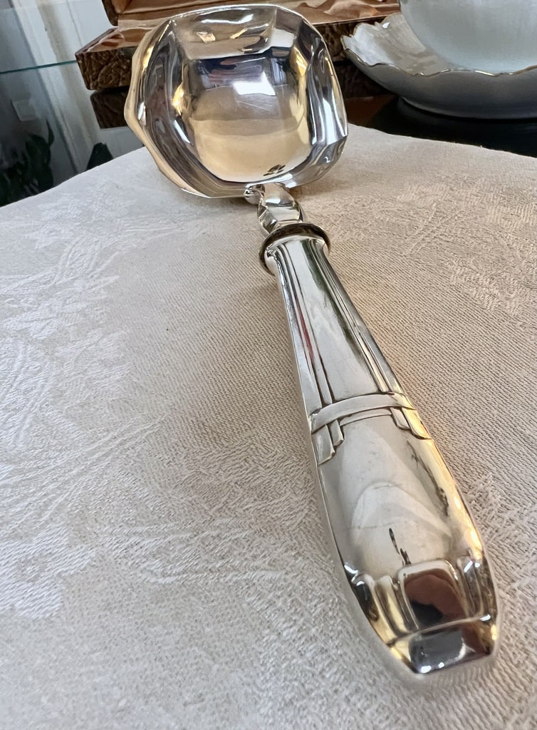 cuillere-de-service-art-deco-metal-argente-couverts-anciens-vaisselle-style-moderne-argenterie-art-de-la-table-antiquaire-brocante-en-ligne