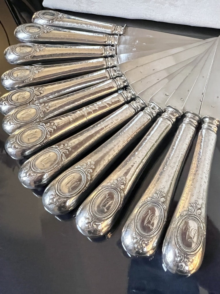 couteaux-entremets-lames-et-manche-en-argent-poincon-minerve-monogrammes-decor-guilloche-service-couverts-anciens-vaisselle-brocante-en-ligne-antiquaire