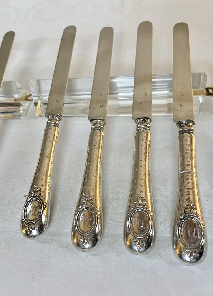couteaux-de-table-anciens-manche-et-lame-argent-monogrammes-guilloche-vaisselle-sytle-classique-brocante