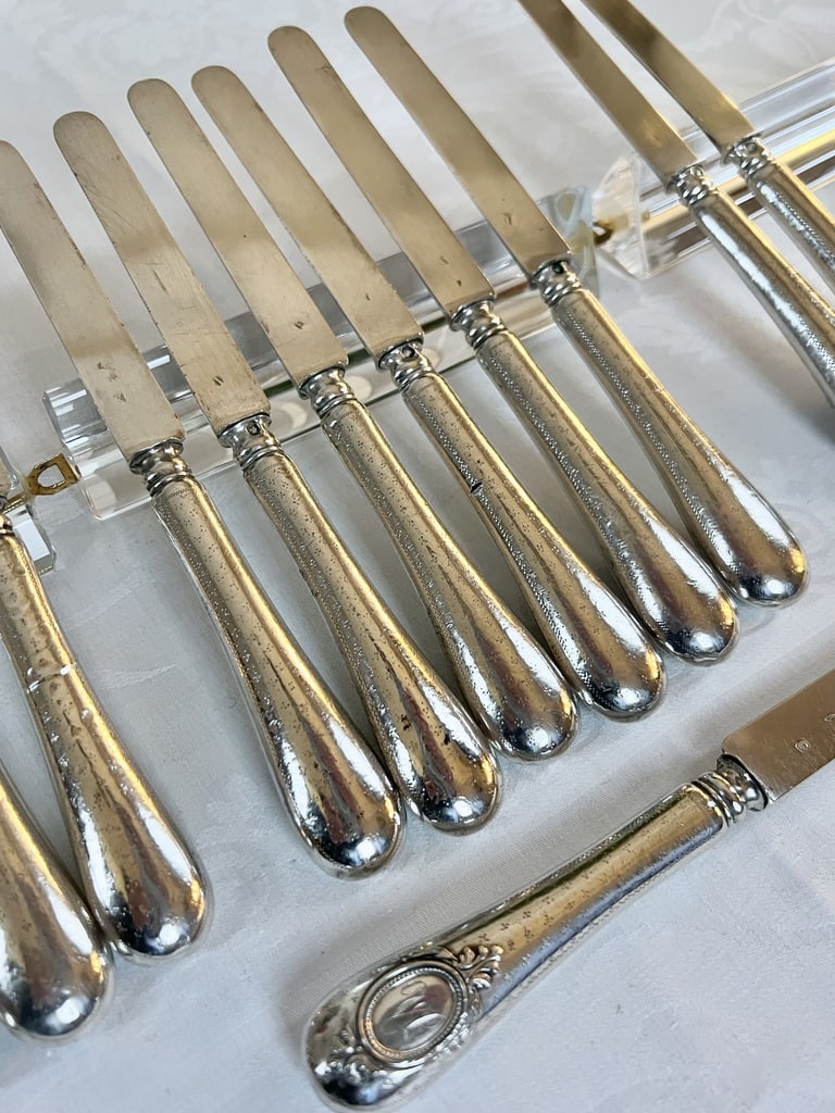 couteaux-entremets-en-argent-service-de-couverts-anciens-monogrammes-decor-guilloche-brocante-vaisselle-art-de-la-table