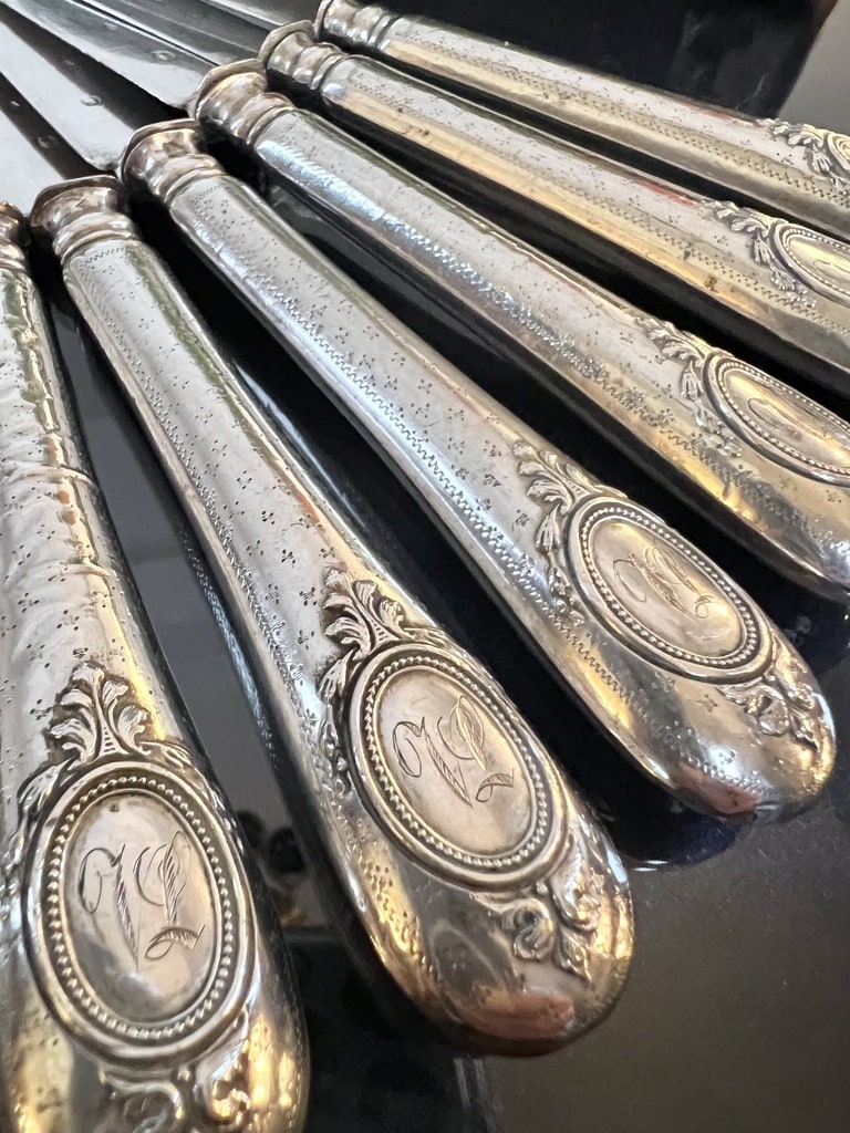 couverts-entremets-en-argent-poincon-minerve-monogrammes-decor-guilloche-couverts-anciens-brocante-antiquaire-argenterie