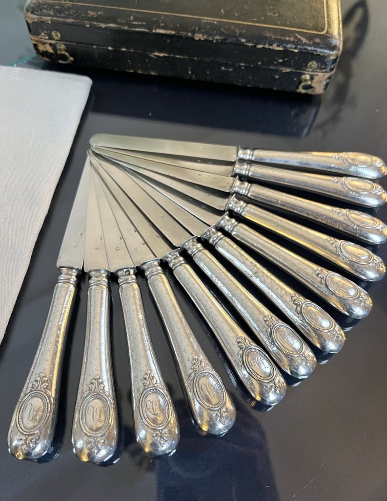 couteaux-entremets-en-argent-poincon-minerve-monogrammes-initiales-decor-guilloche-brocante-vaisselle-ancienne-argenterie-antiquaire
