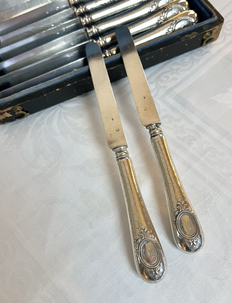 couteaux-entremets-en-argent-poincon-minerve-monogrammes-service-menagere-ancienne-antiquaire-brocante-en-ligne