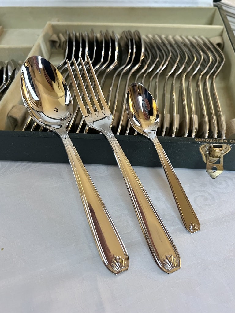 couverts-acier-inoxydable-guy-degrenne-menagere-vintage-modele-coquille-fourchette-cuillerere-vaisselle-brocante-en-ligne